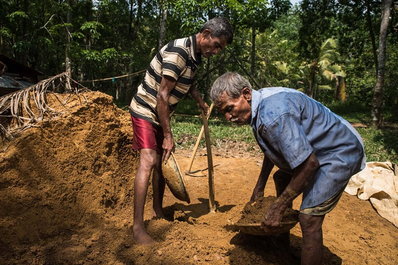 Mineros buscando piedras preciosas y semipreciosas