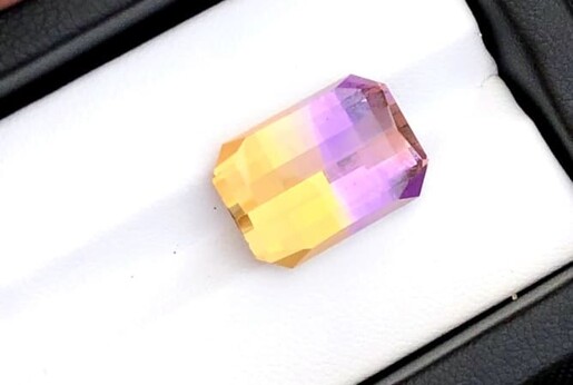 Ametrino, una piedra bicolor siendo uno de los colores el violeta.