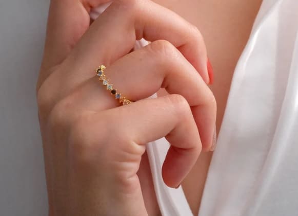 Cual es el significado de portar un anillo en el dedo anular