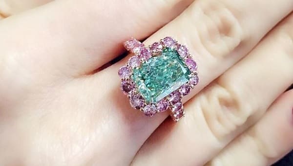 Bonito diamante de color verde