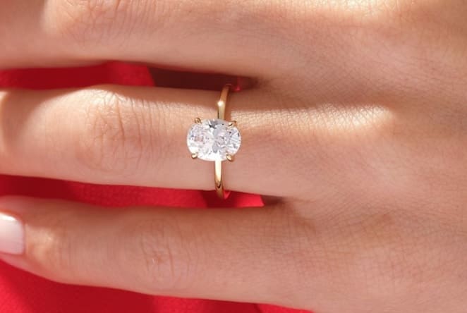 Bonito anillo que representa el compromiso de contraer matrimonio