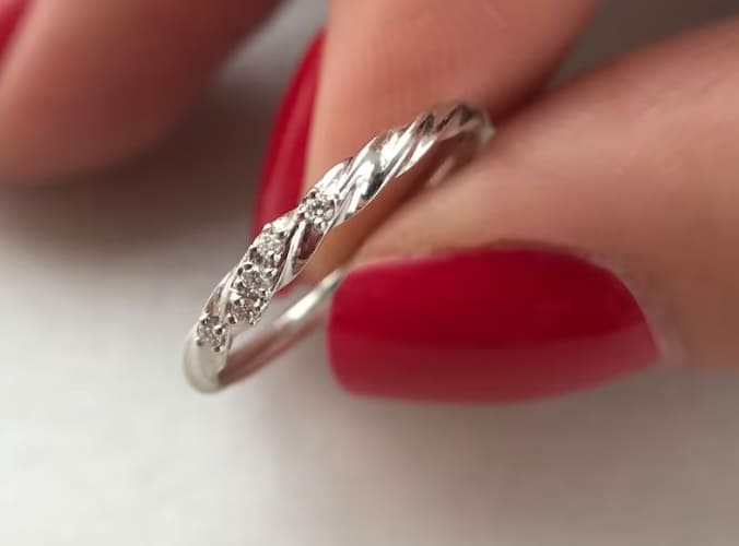 Un bonito anillo de oro blanco de 18k