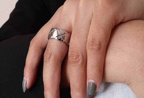 Un anillo fabricado en plata con un baño de rodio