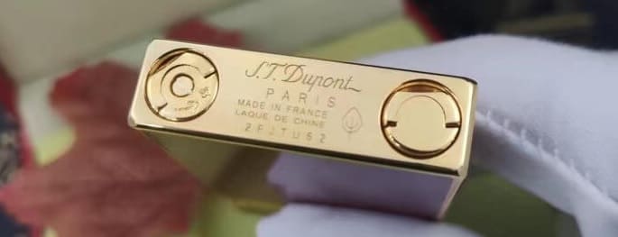 fotografía de un encendedor ST Dupont FALSO con el número de serie grabado y no estampado.
