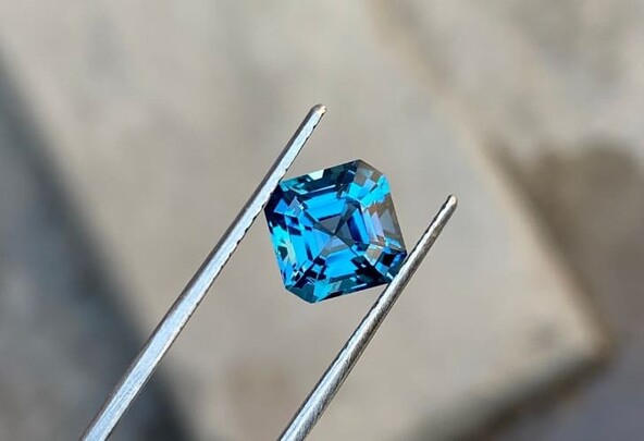 Piedra con talla asscher bonita, de color azul.