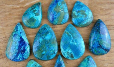 Esta es una foto de una piedra protectora azul