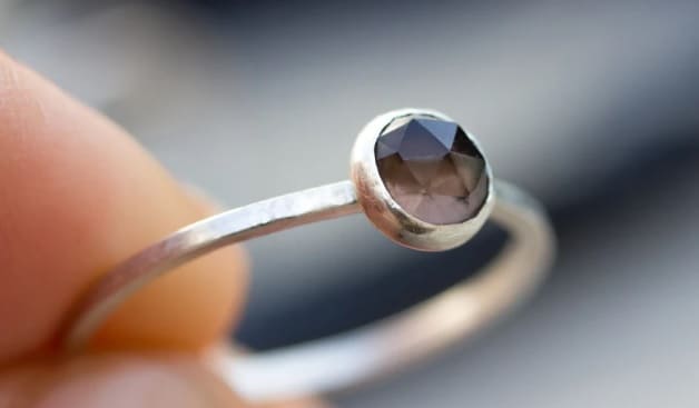 Cuarzo de calidad gema en un anillo gris