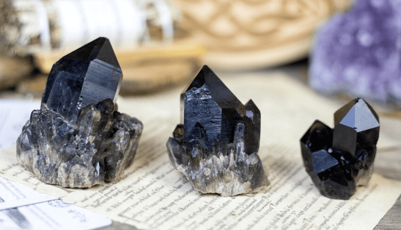 Mineral cuarzo morión de color negro