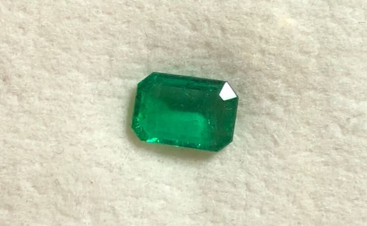 Piedra preciosa esmeralda con la talla de su mismo nombre