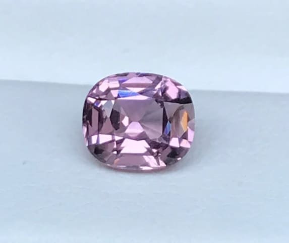 Piedra preciosa de color púrpura