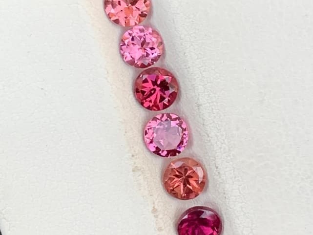Bonitos granates de color rosa pequeños