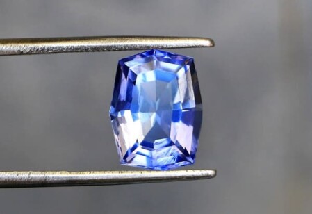 Esta es una foto de una piedra protectora azul