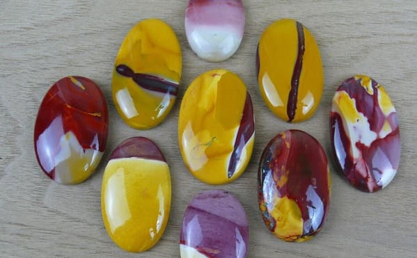 Piedra ornamental compuesta de diversos colores