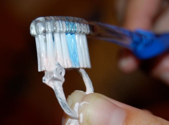 Remedio casero para limpiar tus pendientes con pasta de dientes