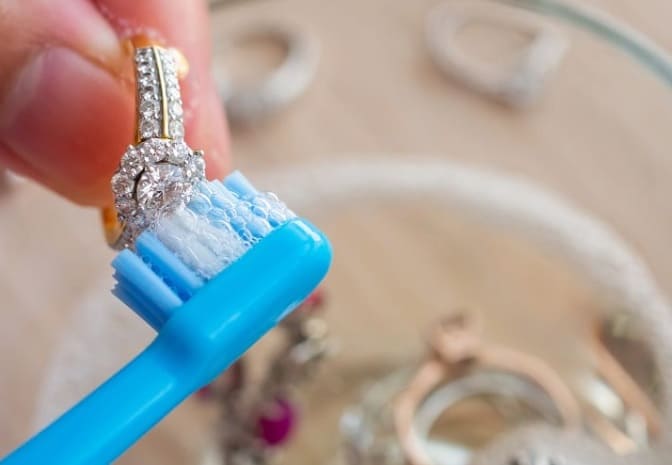 Otra opción es limpiar tus joyas con pasta dental