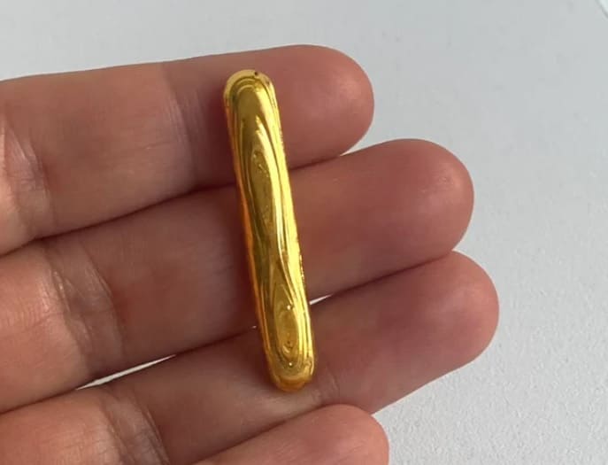 Un lingote creado de forma artesanal de oro amarillo