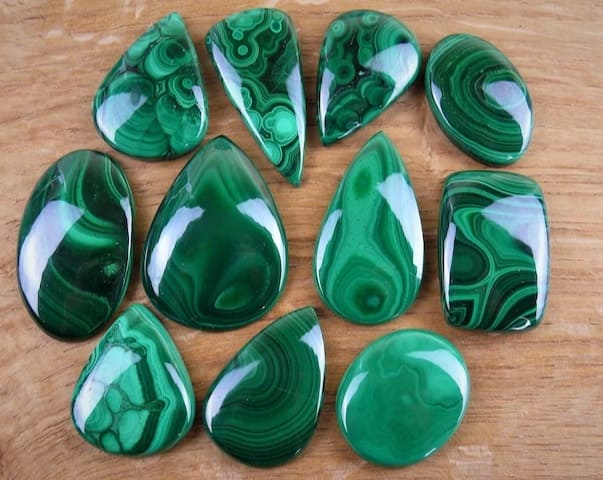 La malaquita es una piedra verde conocida en el mundo de la gemología