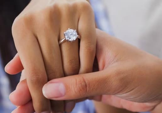 Bonito anillo tipo solitario con un gran diamante
