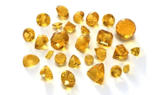 Un lote de piedras amarillas que son bonitas y ajustadas para joyas