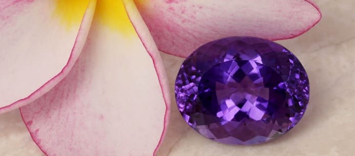 Piedras preciosas y semipreciosas violetas, lilas y moradas