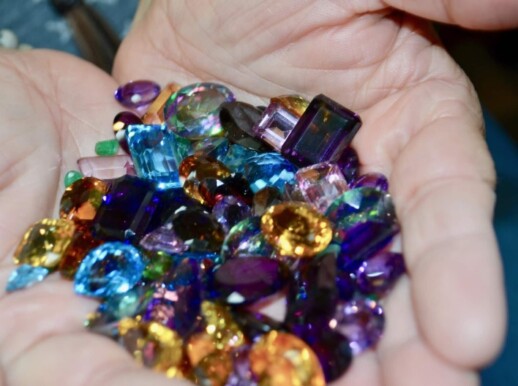 Encuentra las mejores joyas con gemas naturales de diferentes colores