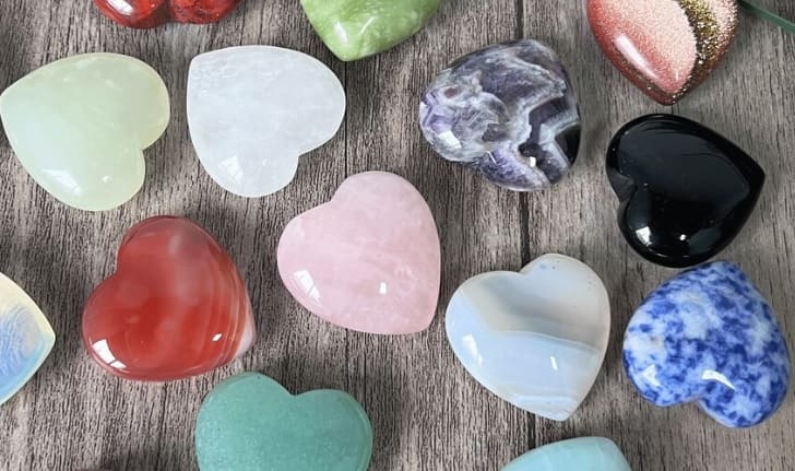 Varias piedras semipreciosas con una talla corazón ideal para engarzar en joyas