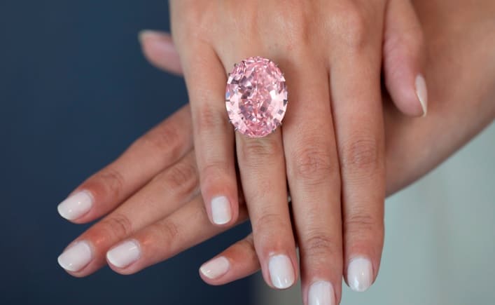 Anillo con diamante rosa valorado en 71 millones de dolares