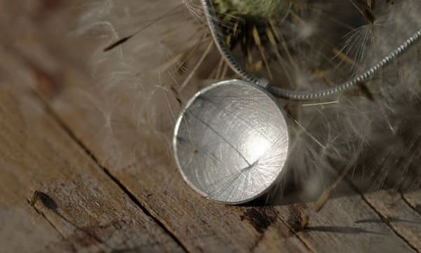 Un colgante fabricado en plata mate