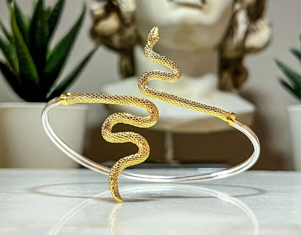 Pulsera de estilo serpiente fabricada en oro de 14k