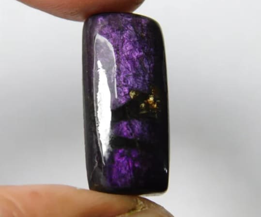 Piedra semipreciosa de color violeta