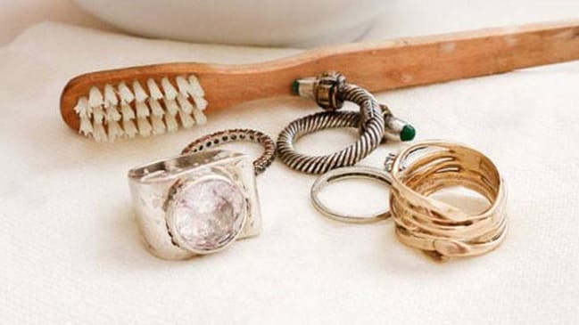 Limpia tus anillos, pendientes, pulseras de plata fácilmente y rápido