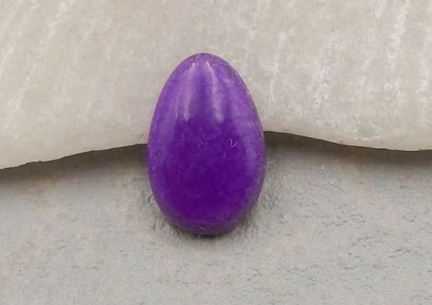 Cabuchón de piedra violeta ornamental