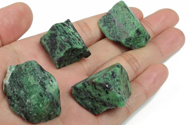 Un mineral de color verde