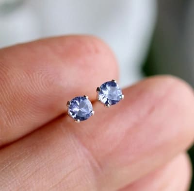 Fusionamos piedras de colores con joyas hechas a mao o artesanales